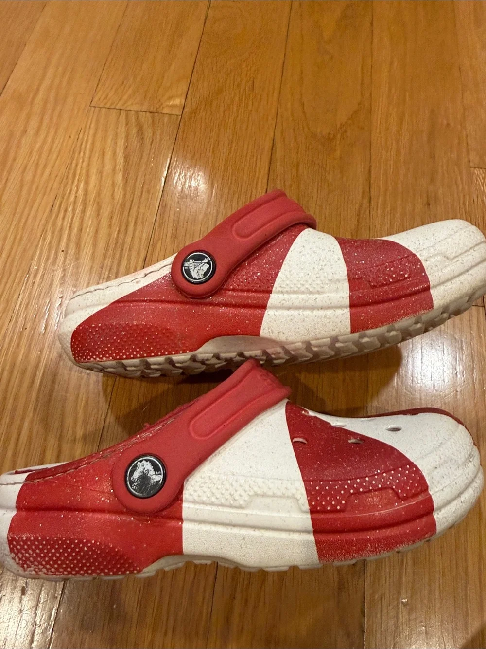 Crocs classic holiday red/white candy cane swirl lined clog size j1.